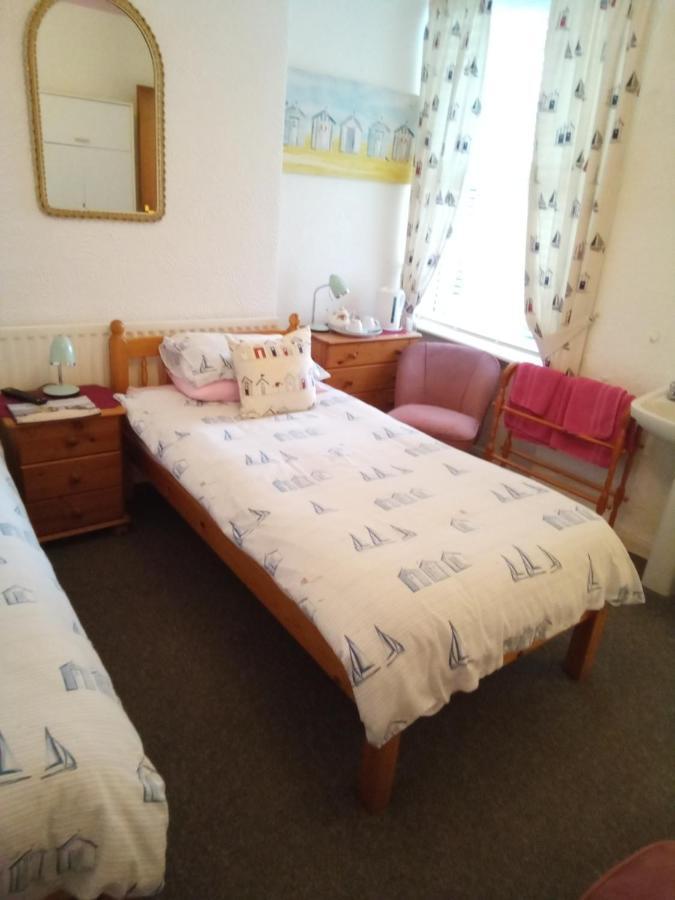 Applebys Guest House Holyhead Szoba fotó